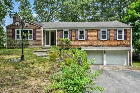 2 Plantation St, Warwick, RI 02886