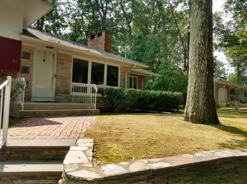 35 Rowe Dr, Cranston, RI 02921 photo 2