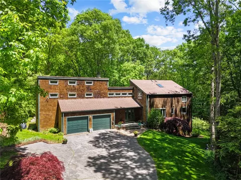 24 Valleybrook Dr, East Greenwich, RI 02818