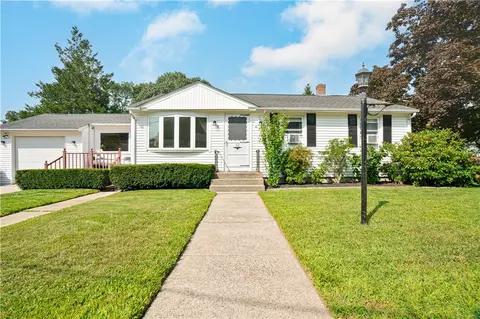 62 Roundway Dr, Coventry, RI 02816