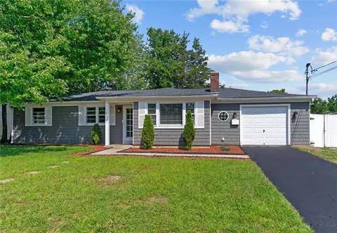 27 Metropolitan Dr, Warwick, RI 02886