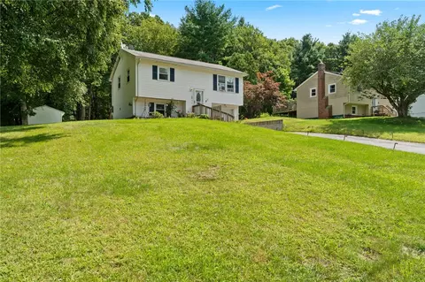 44 Tanglewood Ln, Voluntown, CT 06384