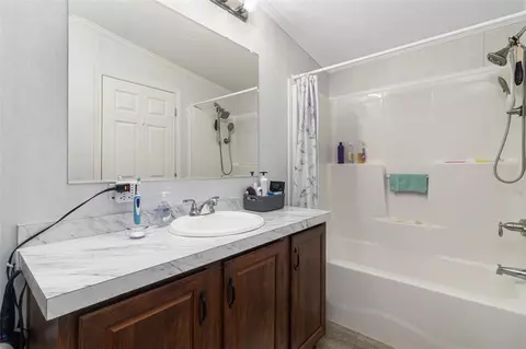 Bath - 40 Park View Dr, Glocester, RI 02814 photo 2 of 3
