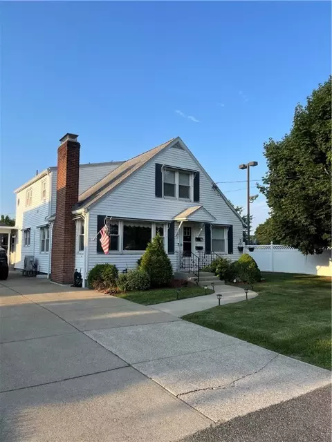 15 Cavalry St, Cranston, RI 02920