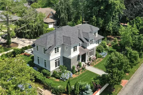 82 Rhode Island Ave, Newport, RI 02840
