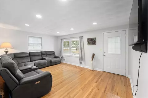 14 Meredith Dr, Coventry, RI 02816 photo 4