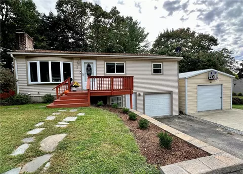 2 Hopkins Ct, Coventry, RI 02816