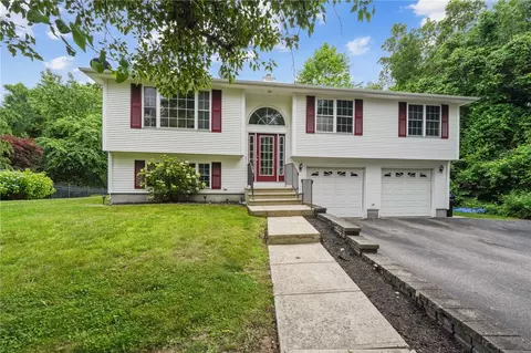 36 Capri Dr, Johnston, RI 02919