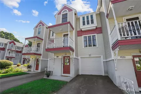 6 Nate Whipple Hwy #202, Cumberland, RI 02864