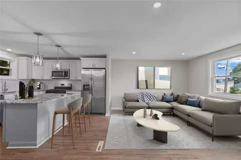 Living - 7 Curry Pl, Warwick, RI 02889 photo 1 of 7