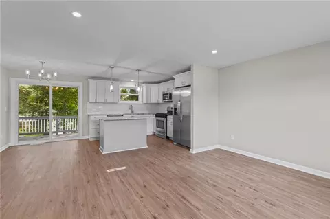 Living - 7 Curry Pl, Warwick, RI 02889 photo 4 of 7