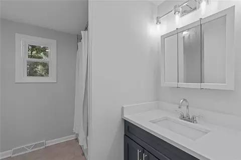 Bath - 7 Curry Pl, Warwick, RI 02889 photo 1 of 5