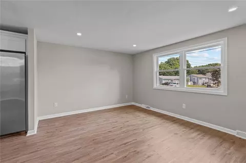 Living - 7 Curry Pl, Warwick, RI 02889 photo 5 of 7