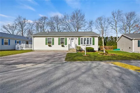 101 Lark Ln, Tiverton, RI 02878