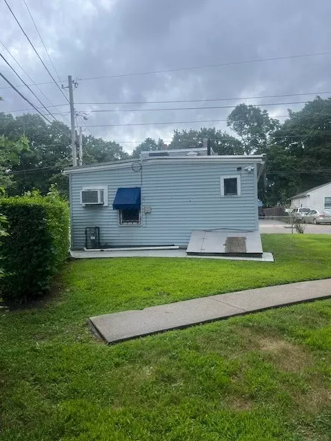 124 Providence St, Woonsocket, RI 02895 photo 4