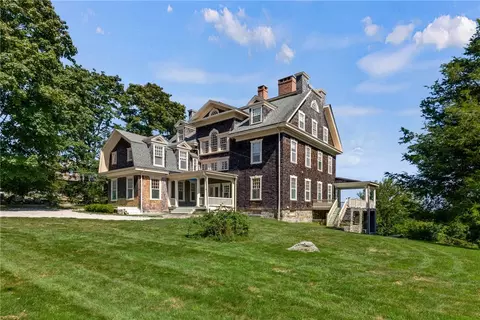 121 Walcott Ave, Jamestown, RI 02835