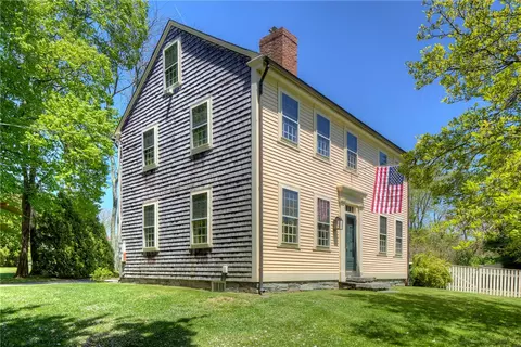 98 Locust Ave, Portsmouth, RI 02871