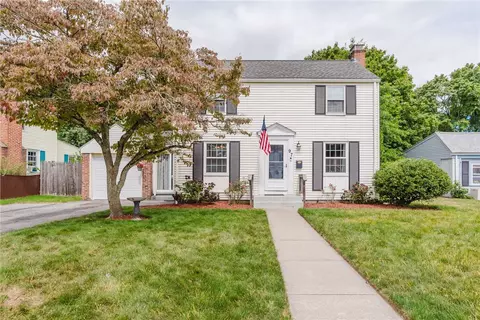 97 Pilgrim Dr, Warwick, RI 02888