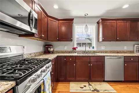 70 Everett St, Pawtucket, RI 02861 photo 12