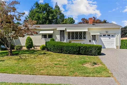 47 Mockingbird Dr, Cranston, RI 02920