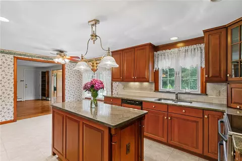 4 Plum Tree Ln, Coventry, RI 02816 photo 9