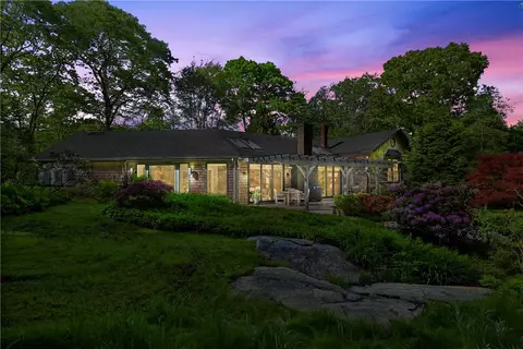 989 Mooresfield Rd, South Kingstown, RI 02879
