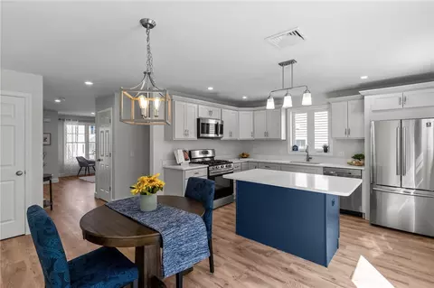 8 Lisi Ln, Providence, RI 02904