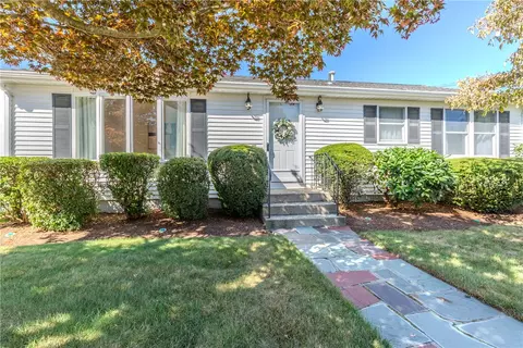 29 Zachariah Pl, Warwick, RI 02889