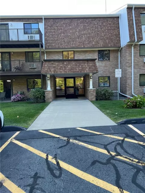 752 Quaker Ln #C108, East Greenwich, RI 02818