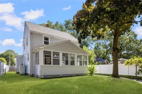 40 Grand View Dr, Warwick, RI 02886