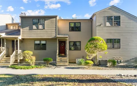 2708 Pinewood Dr #8, Smithfield, RI 02917