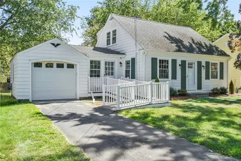 7 Paquin Rd, Barrington, RI 02806