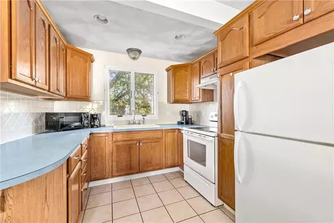 Kitchen - 110 Brook Spring Dr, Warwick, RI 02889 photo 4 of 4