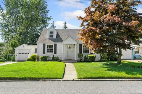19 Mystic Dr, Warwick, RI 02889