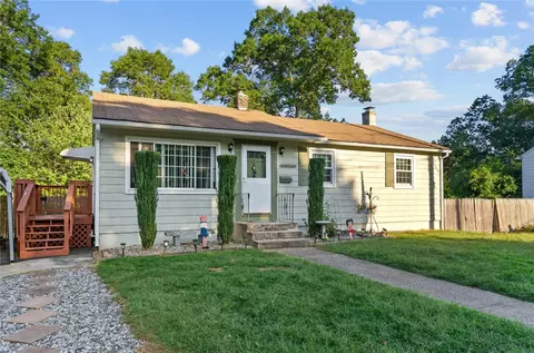 81 Pembroke Ln, Coventry, RI 02816