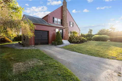 62 Garden St, Portsmouth, RI 02871