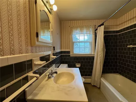Bath - 36 Colonial Rd, Bristol, RI 02809 photo 2 of 2