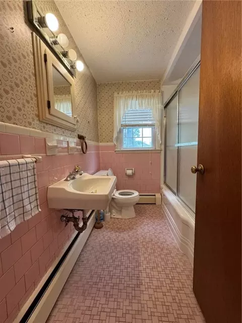 Bath - 36 Colonial Rd, Bristol, RI 02809 photo 1 of 2