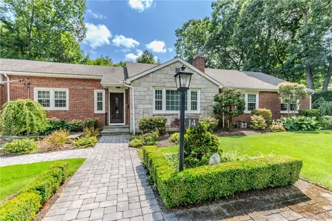14 Hillsdale Dr, Cranston, RI 02920