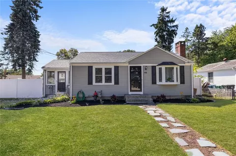 44 Long St, Warwick, RI 02886