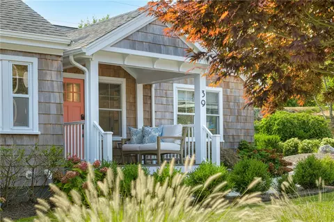 39 Bateman Ave, Newport, RI 02840