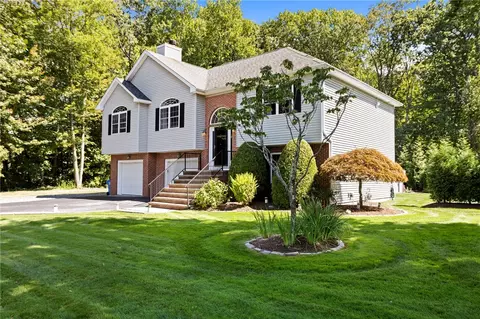 125 Tomahawk Trl, Cranston, RI 02921