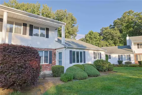 400 Commonwealth Ave #8, Warwick, RI 02886