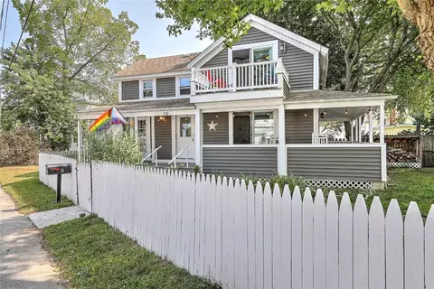 30 Bluff St, Riverside, RI 02915