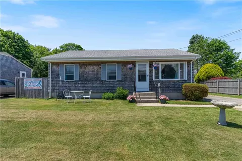 30 Rosedale Ter, Middletown, RI 02842