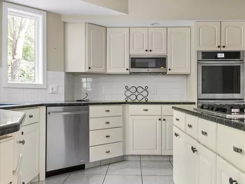 Kitchen - 321 Blue Ridge Rd, Warwick, RI 02886 photo 3 of 4