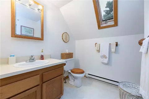 Bath - 7 Wicklow Rd, Westerly, RI 02891 photo 1 of 1