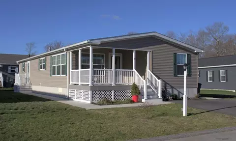 16 Blue Jay St, Tiverton, RI 02878