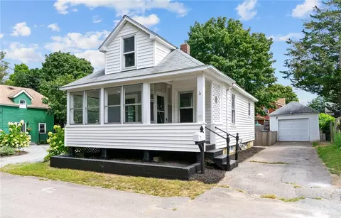 22 Powhatan St, Warwick, RI 02889