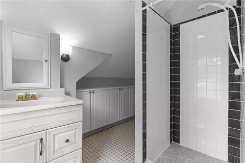 Bath - 22 Powhatan St, Warwick, RI 02889 photo 2 of 2